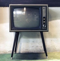 TV - televízió: benne fekete tábla
