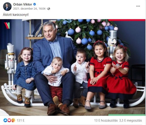 Karácsonyi köszöntő képeslap a magyar miniszterelnöktől unokái körében.