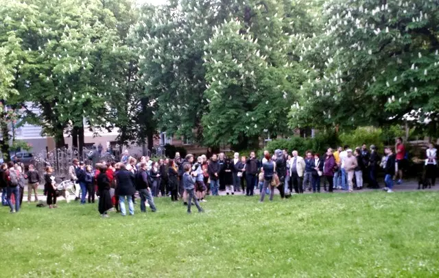 Flashmob - a fákért tüntetünk. Pécs.