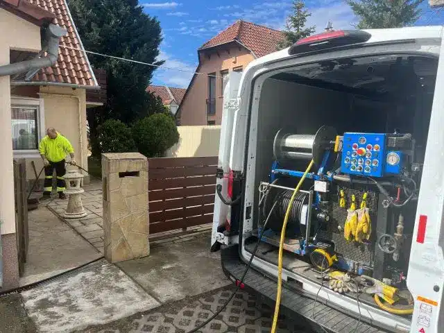 Rohamkocsiból munka a kamerával